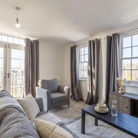 Modern 2br Sea View Flat On The Harbour