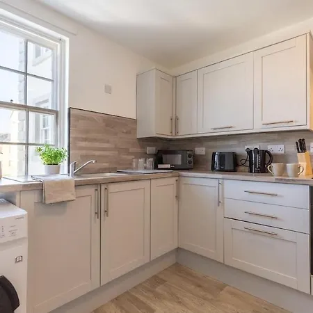 Modern 2br Sea View Flat On The Harbour