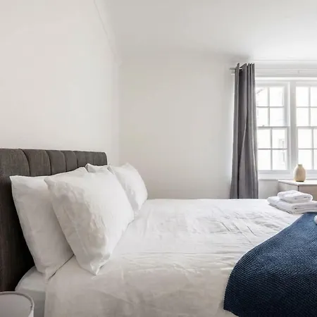 Modern 2br Sea View Flat On The Harbour *