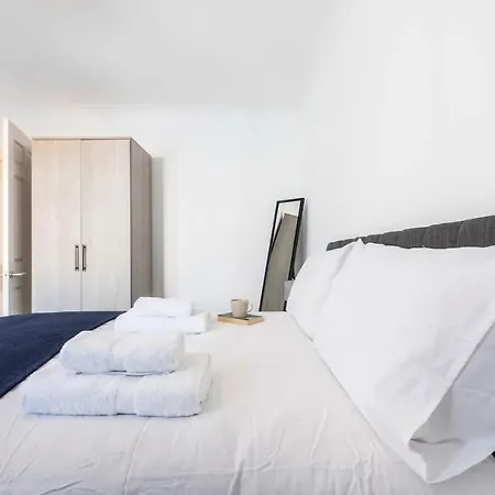 Modern 2br Sea View Flat On The Harbour *